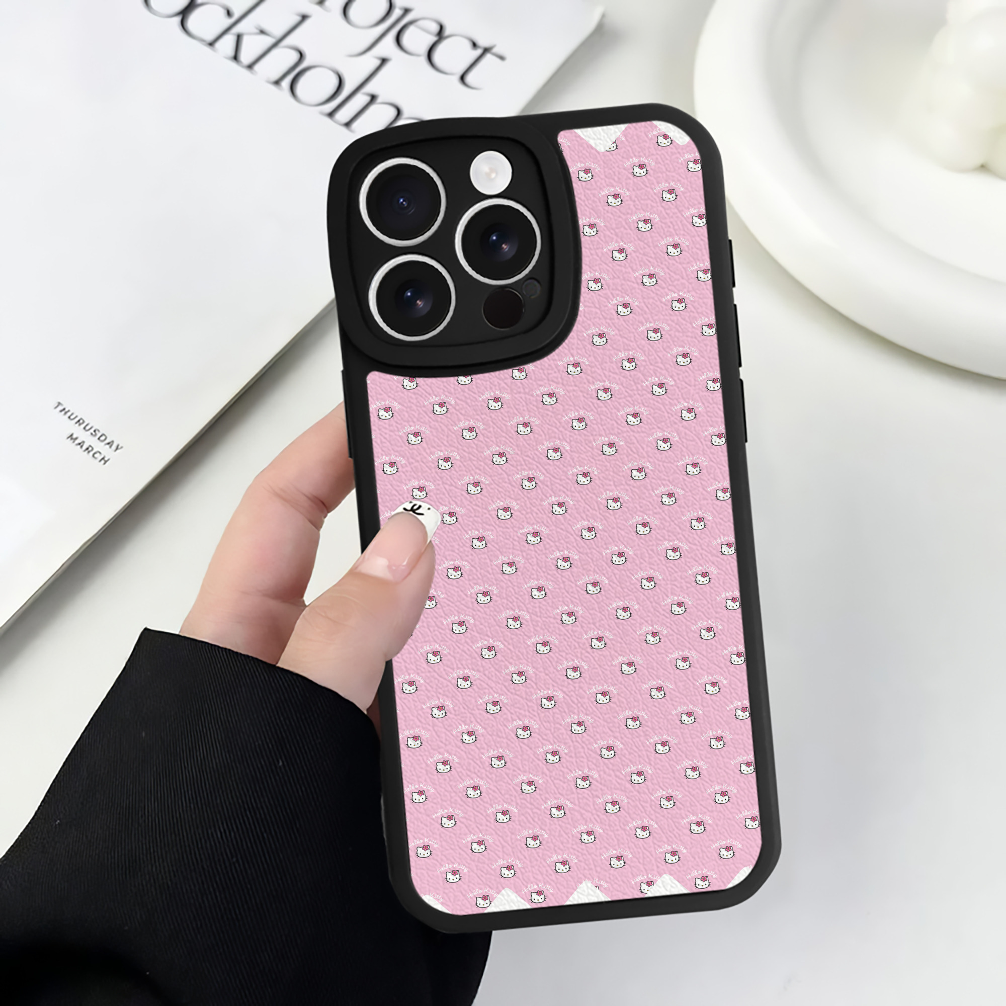 （画像用） Hello Kitty ハローキティ 【iPhone 16シリーズ対応】シリコンスマホケース（レザー調） 材質：シリコン